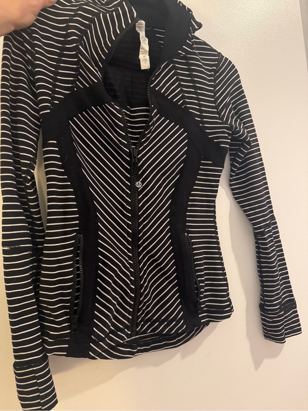 Lululemon define - Full Zip - Size 4

Black White Parallel Stripe Jacket